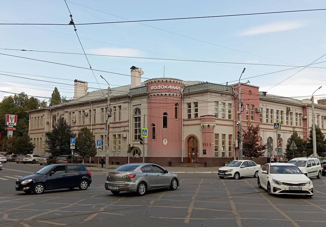 Ростовводоканал может перейти в собственность государства за 4 6 млрд рублей Тверской суд Москвы 22 сентября рассмотрит требование Генпрокуратуры о передаче государству АО Ростовводоканал стоимостью свыше 4 6 млрд руб принадлежащего бывшему замминистра энергетики Станиславу Светлицкому Об этом сообщили РИА Новости Согласно документам имущественный комплекс водоканала создавался на базе муниципальной собственности В его состав входят 67 производственных зданий 220 насосных станций 22 земельных участка общей площадью 31 7 га два очистных сооружения два водозабора и более 4 5 тыс км водопроводных сетей и канализации По информации Генпрокуратуры с октября 2006 года контроль над предприятием получил холдинг Евразийский Конечным бенефициаром через зарубежные структуры Ларели Холдингс Лимитед Британские Виргинские Острова и Лоана Инвестмент Лимитед Кипр стал господин Светлицкий Станислав Светлицкий занимал пост заместителя руководителя Ростехнадзора с ноября 2005 по июнь 2006 года а с ноября 2008 по июнь 2010 года работал замминистра энергетики России Ответчиками по делу выступают господин Светлицкий бывший глава Ростова на Дону Михаил Чернышев и АО Евразийский отмечено в материалах суда