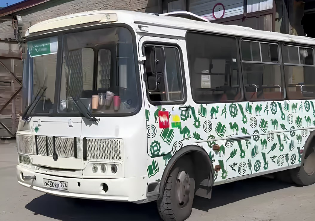 В Челябинске маршрутки начали перекрашивать в единый дизайн В Челябинске автобусам малого класса начали менять привычный облик их украсили бело зеленой дизайнерской ливреей Визуальный признак маршрута работающего по регулируемому тарифу уже получили автобусы маршрутов 23 30 33 72 и 78 До декабря уникальный челябинский паттерн появится и на маршрутах 19 35 66 85 91 128 Сейчас все автобусы большого и среднего класса курсируют по городу в фирменной раскраске Теперь пришла очередь машин малого класса Как пояснил замминистра дорожного хозяйства и транспорта региона Александр Егоров в таких автобусах принимаются транспортные и банковские карты а также действуют льготы и проездные Поскольку такой транспорт работает по контракту то Организатор перевозок Челябинской области может выписывать предусмотренные штрафы за различные нарушения отметил Александр Егоров Так постепенно повышается качество обслуживания