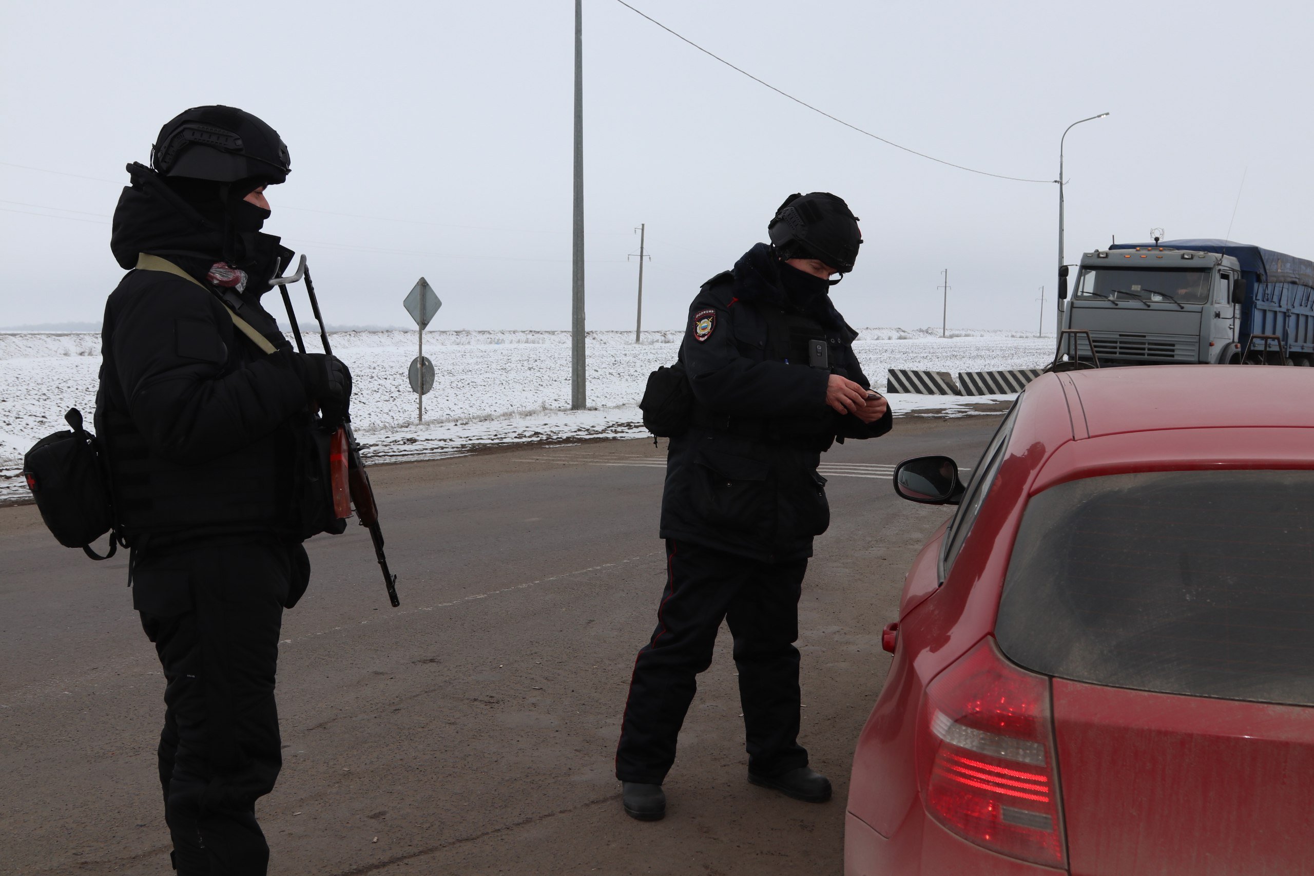 В Беловском районе сотрудники Госавтоинспекции остановили ВАЗ, числившийся в розыске  В рамках действия правового режима КТО полицейские несут службу, в том числе, на стационарных постах полиции. В Беловском районе сотрудники Госавтоинспекции остановили автомобиль ВАЗ.   При проверке документов у водителя выяснилось, что транспортное средство ему не принадлежит и числится в розыске, как утраченное.   Владелец автомобиля - житель Суджанского района. Транспортное средство помещено на специализированную стоянку. Решается вопрос о возбуждении уголовного дела по факту кражи транспорта.