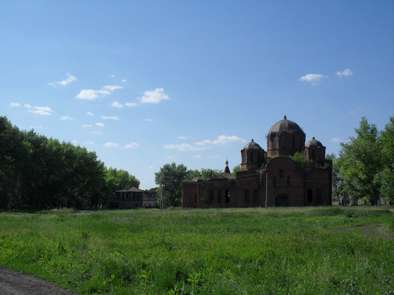 Власти Воронежской области перенесут модель развития Павловска в Калачеевский район  Власти Воронежской области намерены применить успешную модель развития Павловска для Калачеевского района, который обладает высоким потенциалом для комплексного развития. Об этом сообщил Данил Кустов на пресс-конференции по итогам ПМЭФ.  В Калачеевском районе уже работают крупные предприятия пищевой промышленности, развивается аграрный сектор и реализуются инфраструктурные проекты. Администрация района открыта для инвесторов и готова создавать условия для реализации новых инициатив.  «Павловск у нас был модельным малым городом. Он обладает очень развитой социальной инфраструктурой, здесь были реализованы крупные инвестиционные проекты. Считаем, что Калачеевский муниципальный район тоже может стать такой точкой роста», – отметил Кустов.