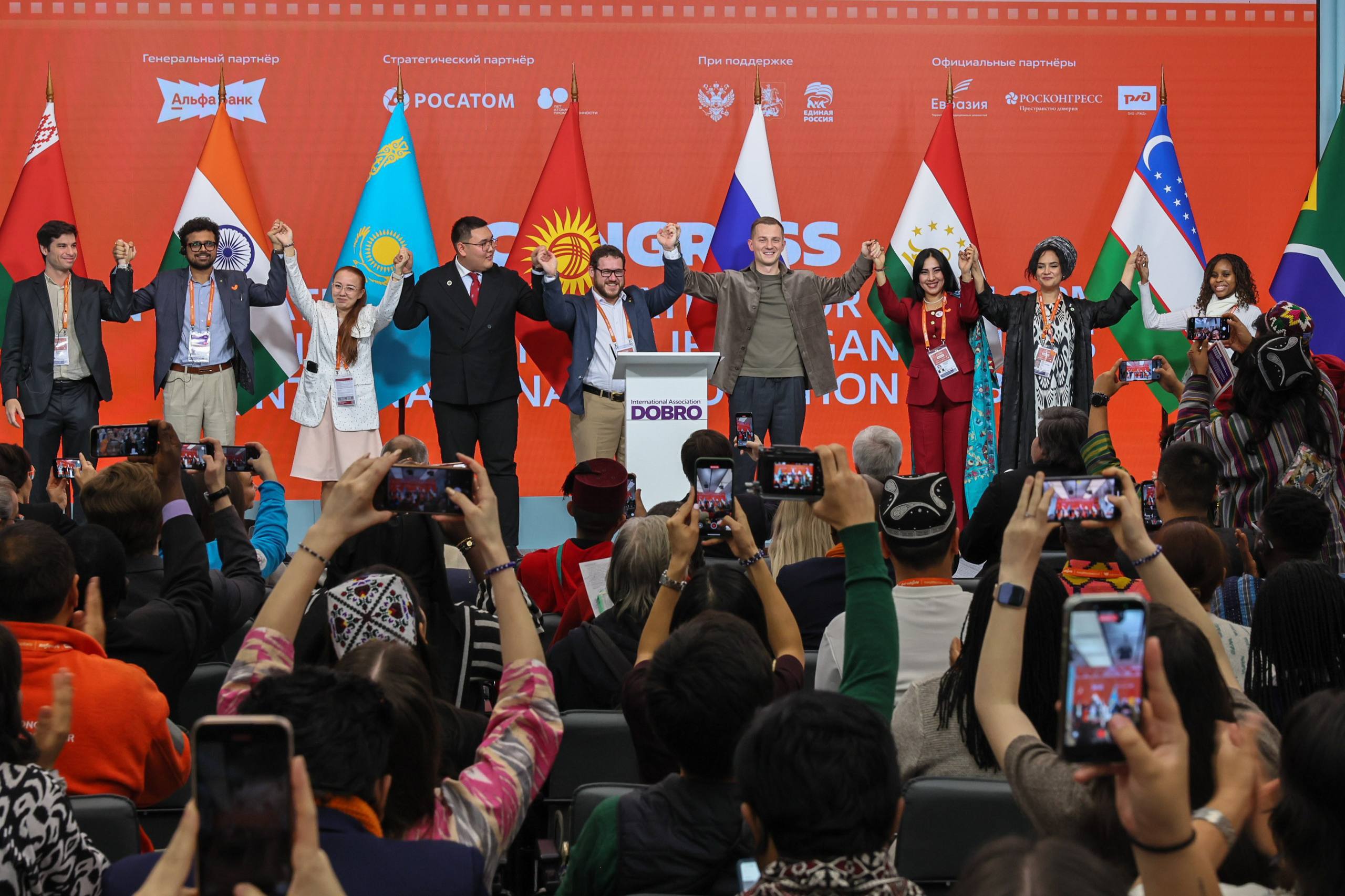 В Москве стартовала работа Международной ассоциации волонтерских и некоммерческих организаций DOBRO 5 декабря в Национальном центре Россия был подписан учредительный Меморандум о создании Международной ассоциации волонтерских и некоммерческих организаций DOBRO Подписание состоялось в рамках V Международного форума гражданского участия МЫВМЕСТЕ Международная ассоциация волонтерских и некоммерческих организаций DOBRO это платформа которая призвана сплотить волонтеров и некоммерческие организации из СНГ БРИКС и других дружественных стран для совместной работы в социальной сфере Почетным гостем мероприятия стал руководитель Россотрудничества Евгений Александрович Примаков В честь подписания он подарил участникам брендированную продукцию Россия с Вами В своей речи Е А Примаков поздравил участников с образованием организации и подчеркнул важность подобных проектов для мирового развития Он также остановился на совместной международной волонтерской программе Миссия Добро и ее успешных проектах по всему миру Так в этом году в рамках программы мероприятия уже прошли в 11 странах мира среди которых Монголия Таджикистан Киргизия Египет Индия и многие другие Фото Национальный центр Россия Россия