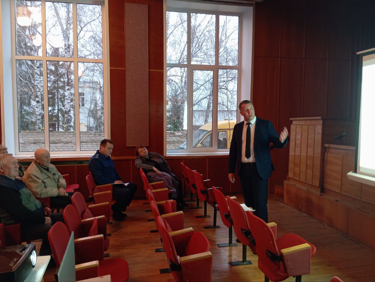 Прокурор Лысогорского района Игорь Завихонов принял участие в сходе граждан в рабочем поселке совместно с главой муниципального района С гражданами обсудили итоги работы органов местного самоуправления за 9 месяцев 2025 года В ходе встречи жители подняли важные вопросы касающиеся ненадлежащего вывоза твердых коммунальных отходов содержания дорог водоснабжения и благоустройства По итогам встречи проведён личный приём на котором принято обращение по вопросу ненадлежащего состояния дорожного полотна одной из улиц районного центра Организована проверка довода с привлечением сотрудников Госавтоинспеции МО МВД России Калининский Саратовской области Кроме того проводится анализ информации и документации администрации Лысогорского муниципального района в том числе на предмет эффективности расходования бюджетных средств на соответствующие ремонтные работы По результатам проверки будет рассмотрен вопрос о принятии мер реагирования