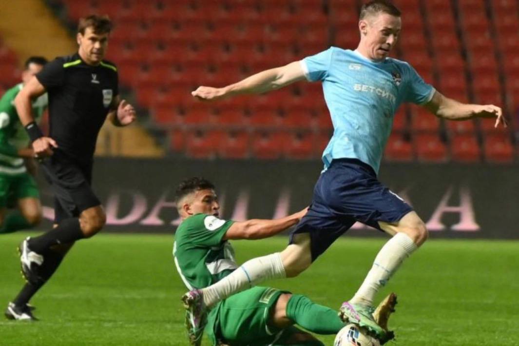 Матч Ахмата и Сочи в Грозном завершился массовой дракой Неожиданные события развернулись на стадионе в Грозном после состоявшегося в понедельник вечером заключительного поединка 13 го тура Премьер лиги между местным Ахматом и Сочи 2 4 Как только прозвучал финальный свисток главного судьи Кирилла Левникова прямо в центре поля буквально стенка на стенку сошлись футболисты обеих команд Подробнее Фото Пресс служба ФК Сочи rgkuban