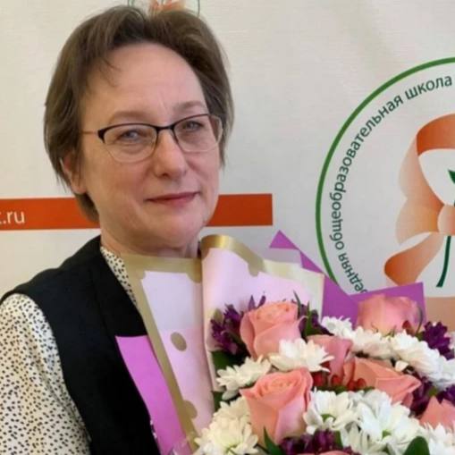В Ирбите преподаватель химии сдала ЕГЭ на 100 баллов вместе с учениками Наталья Воложанина, учитель химии с 40-летним стажем из школы №8 города Ирбита, сдала ЕГЭ по своему предмету на максимальный балл. «В соцсетях можно прочитать много очень эмоциональных, зачастую негативных суждений по поводу ЕГЭ. Я решила, что сдать экзамен — это лучший способ составить собственное мнение и поделиться им с учениками», — рассказала Наталья Николаевна. В этом году Наталья Воложанина подготовила к ЕГЭ десять учеников, и одна из них также смогла достичь высшего результата — 100 баллов. Остальные ученики набрали от 81 балла и выше. Респект такой учительнице! Новости Екб тут