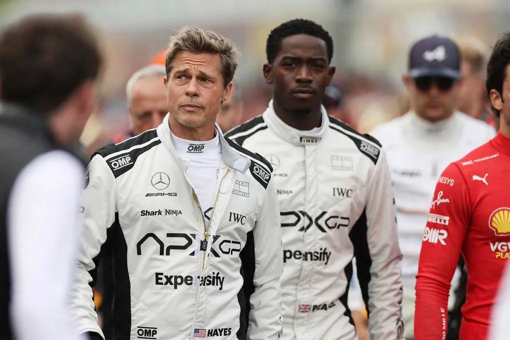Фильм F1 с Брэдом Питтом-гонщиком в главной роли всего несколько дней в прокате, а в СМИ уже ходят слухи о сиквеле. Продолжение картины от Apple TV+ обсуждают на фоне успешного старта: за первый уикенд она собрала более $144 млн. От критиков он тоже получил довольно высокие оценки: F1 хвалят за захватывающие сцены с машинами ради них Питт научился водить машину со скоростью 300 км/ч , но критикуют за клишированный сюжет. Кстати, для обладателей iPhone у Apple есть бонус: трейлер с тактильным откликом. Ощущения очень необычные — протестируйте перед просмотром. А здесь читайте о том, будет ли все-таки сиквел у F1 и какие еще фильмы про гонки стоит посмотреть.