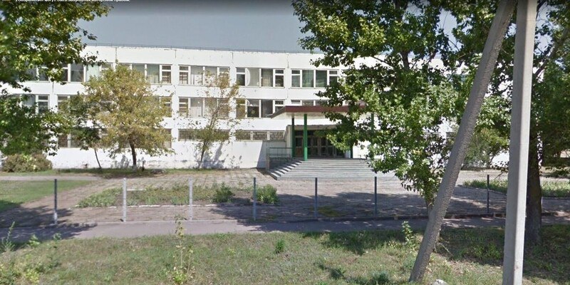 В школе Красного Сулина рухнул потолок перед последним звонком. В школе Красного Сулина Ростовской области перед последним звонком обрушился потолок. Внимание на ситуацию обратили в пресс-службе администрации Красносулинского района. Речь идет о школе № 8, расположенной на улице Чкалова, 19 — в ее актовом зале рухнул потолок. Местные власти уточнили, что на данный момент из-за протечки кровли во время сильных осадков в актовом зале повреждены две секции потолка. «Ремонт кровли производился в 2022 году, а в ходе текущего обследования повреждений не выявлено», — поделились информацией они. В администрации добавили, что в этом образовательном учреждении временно обучаются ученики школы № 2, так как здание последней сейчас находится на капитальном ремонте. В результате последний звонок для учащихся начальной школы № 2 перенесли в коридор третьего этажа. Власти также рассказали, что уже подготовили смету и всю необходимую документацию для проведения капремонта в школе № 8 и определяют источник финансирования работ. #Ростовская_область #Красный_Сулин #ремонт #школа #ЧП