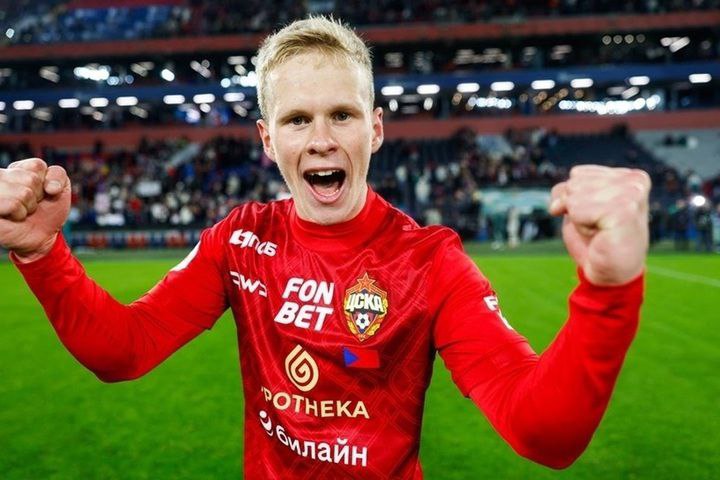 Кисляк может перейти во Фламенго или Палмейрас Как стало известно Дай УдаритЬ для Metaratings полузащитник ЦСКА Матвей Кисляк может продолжить карьеру в чемпионате Бразилии По нашим данным сторона игрока прорабатывает варианты продолжения карьеры хавбека во Фламенго или Палмейрасе Однако приоритетом Кисляка остается переход в европейский клуб Насколько нам известно возможен и вариант с Саудовской Аравией но только при наличии серьезного финансового предложения Трансфер Матвея в другой российский клуб крайне маловероятен Кисляку 20 лет в нынешнем сезоне РПЛ он провел за ЦСКА 18 матчей в которых отметился четырьмя голами и четырьмя ассистами Портал Transfermarkt оценивает его стоимость в 20 млн евро Дай УдаритЬ в MAX