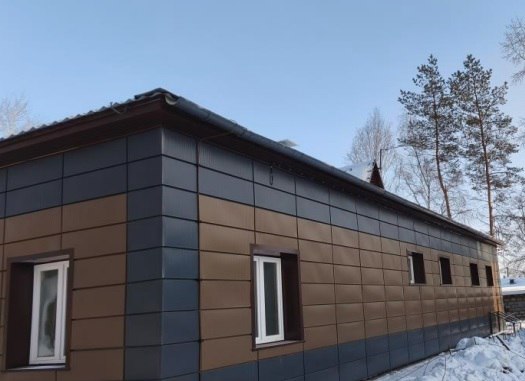 Строительство бани в Магдагачи будет завершено до конца года Возведение объекта осуществляется по инициативе губернатора региона Василия Орлова В настоящее время рабочие занимаются внутренней отделкой стен установкой козырьков над входами электромонтажом и монтажом оборудования для мытья Специалисты ГБУ Амурской области Строитель осуществляют регулярный контроль за ходом работ Программа по ремонту и строительству общественных бань инициированная губернатором Василием Орловым предусматривает выбор населенных пунктов для строительства на основе заявок местных властей учитывая численность населения и потребность в таких услугах