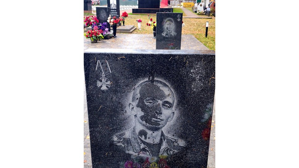 На воинском кладбище в Ярославле на надгробиях участников СВО во время дождя появляются темные пятна на портретах В мэрии объяснили это пористостью гранита который впитывает влагу из за чего изображение частично исчезает Дефект стал заметен 4 ноября Власти встретились с родственниками погибших бойцов Портрет на могильном памятнике темнеет во время дождя из за пористости гранита природного минерала который накапливает влагу Во время дождя поры камня заполняются водой что способствует частичному исчезновению изображения Это может произойти с любым памятником независимо от того кому он был установлен Портреты на памятниках расположенных на Воинском мемориальном кладбище частично стали исчезать после осадков в виде дождя сообщение мэрии Фото Жесть Ярославль Антон Чучко Еще больше новостей в Telegram канале Ъ Ярославль