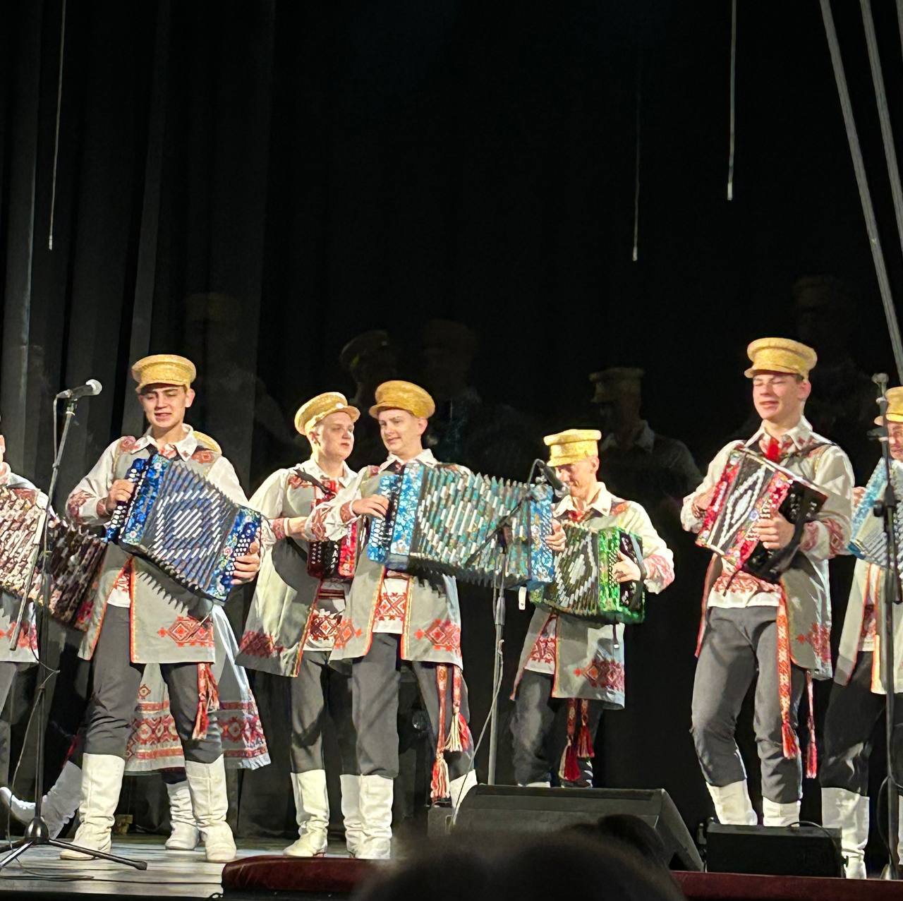 Во Дворце культуры Российской Армии в Йошкар Оле прошел Международный конкурс гармонистов Кубок Василия Теркина За звание лучших боролись пять команд Жюри как отмечают организаторы было нелегко определить победителей В финал вышли три команды Итоги конкурса Главный приз Кубок и гармонь завоевали гармонисты из Республики Беларусь ансамбль Аношкаўскія музыкі Оношковские музыки Второе место у команды Сернурского района Третье место досталось гармонистам Колледжа культуры и искусств имени И С Палантая Увидеть такое количество гармонистов услышать это исконное родное звучание и увидеть мастерство артистов это непередаваемые эмоции написал на своей странице ВКонтакте врио мэра Йошкар Олы Антон Трудинов Сцена ДКРА возможно еще не принимала такого мощного потока народной музыки