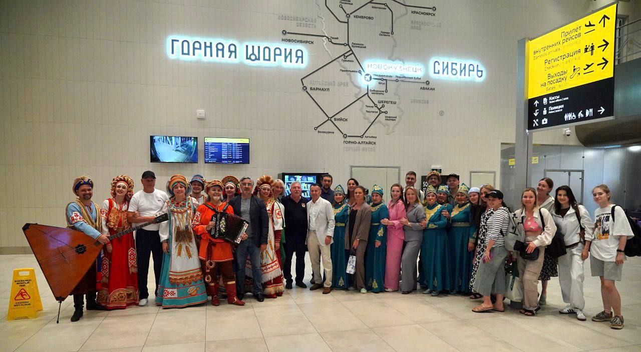 Делегация из Татарстана прибыла в Кузбасс для участия в V Международном Шахтёрском Сабантуе Почетных гостей из Республики Татарстан во главе с заместителем премьер-министра Василем Шайхразиевым встретили в новокузнецком аэропорту имени Бориса Волынова. В программе Шахтёрского Сабантуя: работа национальных подворий концертная программа с участием коллективов Кузбасса и Татарстана фестиваль тюбетейки и калфака и фестиваль косоворотки зрелищная борьба «Корэш» конное шоу «Конкур» ярмарка мастеров, народные игры, спортивные состязания 12 июля г. Прокопьевск, Зенковский парк ⏰Начало в 11:00 #ШахтерскийСабантуй2025 #СабантуйКузбасс
