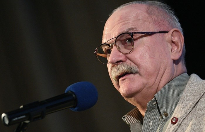 Председателем Союза кинематографистов России переизбран режиссер Никита Михалков сообщили в организации по итогам прошедшего в понедельник съезда Приняв отчет за 2021 2025 годы Съезд избрал на новый срок председателя Союза кинематографистов России кинорежиссера народного артиста России Никиту Михалкова говорится в сообщении пресс службы союза По итогам съезда также были определены приоритетные темы среди них развитие региональной политики и поддержка молодых кинематографистов Новым направлением обозначена деятельность в сфере кинообразования Фото Рамиль Ситдиков РИА Новости interfaxonline