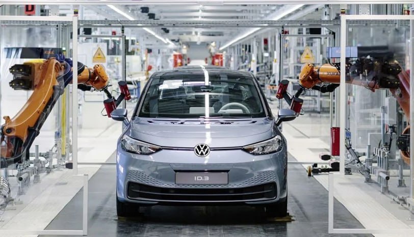Прибыль Volkswagen рухнула из-за роста продаж электромобилей В первом квартале 2025 года чистая прибыль Volkswagen Group снизилась на 40,6% — до 2,18 млрд евро, несмотря на рост поставок на 1,4% до 2,13 млн автомобилей . Основная причина — активный рост продаж электромобилей: в Европе они подскочили на 113%, в США — на 51%. Однако, как отметил финансовый директор Арно Антлиц, такие модели приносят гораздо меньше прибыли по сравнению с традиционными.
