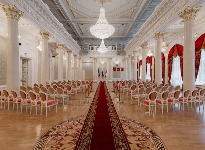 В Казани появится еще одно место для заключения брака Летом из-за большого количества желающих узаконить отношения разрешили проводить церемонии в городской Ратуше. Уже сейчас открыта запись на церемонии в июле и августе. Подписаться на «Вечерку»