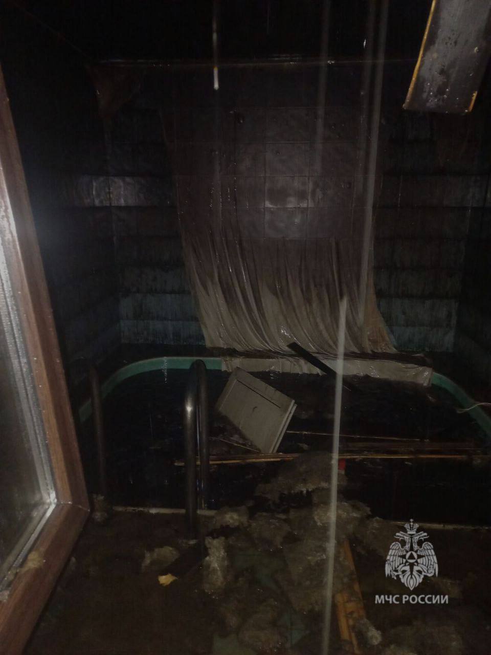 В Казани на пожаре в бане пострадали два человека В Казани на улице 1-й Поперечно-Дорожной в жилом массиве Нагорный Советского района произошел пожар в частной бане. Прибывшие пожарные потушили возгорание на 10 квадратах. В результате пожара пострадали 61-летний мужчина и 62-летняя женщина, они получили ожоги, но от госпитализации отказались. Предварительная причина пожара —нарушение правил устройства и эксплуатации электрооборудования. Подпишитесь: