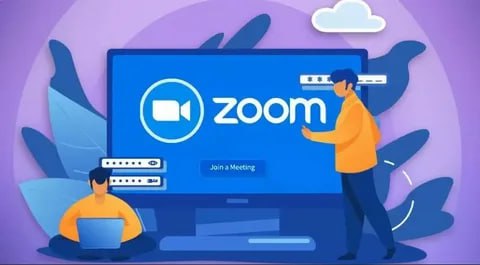 Zoom Как стартап с 3 млн инвестиций обогнал Skype и стал мировым лидером История взлёта от нишевого продукта до монополиста В 2013 году Эрик Юань бывший инженер Cisco основал Zoom с миссией сделать видеосвязь простой и стабильной Тогда рынок казался поделенным Skype Microsoft 300 млн пользователей WebEx Cisco доминировал в корпоративном сегменте Google Hangouts интеграция с экосистемой Google Первые 7 лет Zoom точечно улучшал продукт Без лагов даже при слабом интернете Простота входа без регистрации для гостей Фокус на бизнес и образование удобные инструменты для встреч К 2019 году компания вышла на IPO с оценкой 16 млрд но настоящий взлёт ждал впереди 2020 Чёрный лебедь и рост в 30 раз С началом пандемии Zoom стал главным героем нового мира Аудитория с 10 млн до 300 млн пользователей за 3 месяца Выручка рост на 326 за год до 2 6 млрд Биржевая стоимость 400 за 2020 год Почему именно Zoom Skype казался устаревшим Google Meet и Teams были привязаны к экосистемам Zoom работал даже в Африке при 2G интернете Текущая статистика 2024 Ежедневных пользователей 700 млн Рыночная доля в корпоративном сегменте 55 vs 21 у Teams Выручка 4 5 млрд 18 к 2023 Новые рынки телемедицина госуслуги метавселенные Интересные факты В 2020 году 99 школ Японии использовали Zoom Илон Маск запретил Zoom в SpaceX из за проблем с безопасностью но это не остановило рост В РФ пик популярности пришёлся на 2022 год тогда сервис стал основным для удалённых команд Прогноз для России 1 Корпоративный сегмент Zoom сохранит лидерство но давление со стороны VK Видео и СберЗвонков усилится 2 Безопасность спрос на локальные аналоги например Рутрекс вырастет на 25 30 3 Новые ниши Телемедицина к 2026 году 40 консультаций будут через Zoom EdTech интеграция с VR платформами Вывод История Zoom доказывает даже на поделённом рынке можно создать новый стандарт Главное фокус на реальную пользу а не борьбу с конкурентами Zoom Стартапы Технологии БизнесМодели РынокРФ Коммерсант