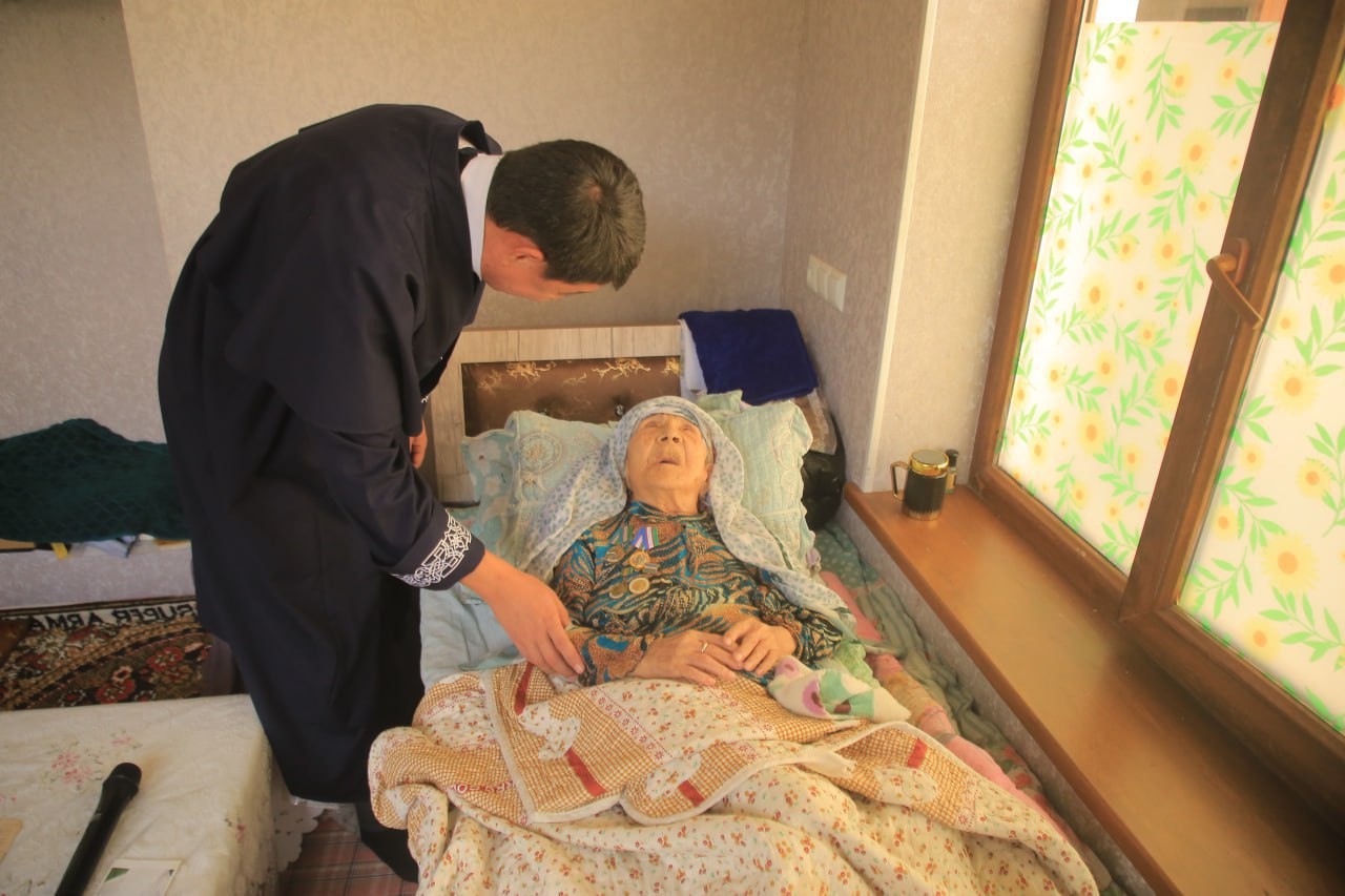Женщину из Ферганы признали самой пожилой жительницей Узбекистана она родилась в 1895 году Хувайдо Умарову могут внести в Книгу рекордов Гиннесса как самого пожилого человека в мире   repost uz oficialno zadokumentirovali Подписывайтесь на Repost