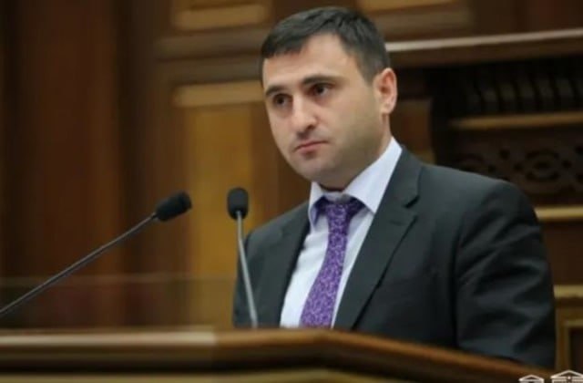 Экс-главу Инспекции по безопасности пищевых продуктов Армении Армена Даниеляна, уволившегося 5 дней назад, уже задержали. Следственные действия проводит Антикоррупционный комитет, он проходит фигурантом по делу о растрате средств.