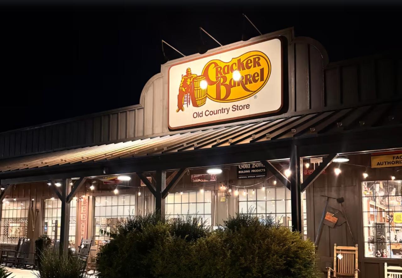 После заявления Трампа сеть Cracker Barrel отменила ребрендинг По многочисленным просьбам трудящихся и лично товарища Д Трампа руководство сети ресторанов и сувенирных магазинов Cracker Barrel отменило решение о смене логотипа которое вызвало бурю возмущения и обвинений в продвижении повестки woke социальная справедливость равенство и политкорректность К хору негодующих любителей стиля ретро кантри американского Юга вчера присоединился президент США Трамп Он опубликовал пост в своей соцсети Truth Social Cracker Barrel следует вернуться к старому логотипу признать ошибку основываясь на отзывах клиентов это самый точный опрос и управлять компанией лучше чем когда либо Они получили бесплатную рекламу на миллиард долларов если правильно разыграют свои карты Будет очень сложно но это отличная возможность Пришло время сделать Cracker Barrel ПОБЕДИТЕЛЕМ снова В соцсети Х завирусился ролик набравший более 600 тыс просмотров В нем дядя Хершель мужчина с логотипа поет песню в защиту своего логотипа с критикой прошлых историй с повесткой woke потребительского бойкота пива Bud из за рекламы с трансгендером Диланом Малвани обвинения в расизме и нацизме рекламы джинсов American Eagle c участием актрисы Сидни Суини из за каламбура джинсы гены Компания Cracker Barrel вчера же спешно опубликовала заявление покаялась перед клиентами и признала ошибку пообещав сохранить не только старый добрый логотип но и дизайн интерьеров кресла качалки на верандах настольные игры китчевый антиквариат на стенах Подписаться