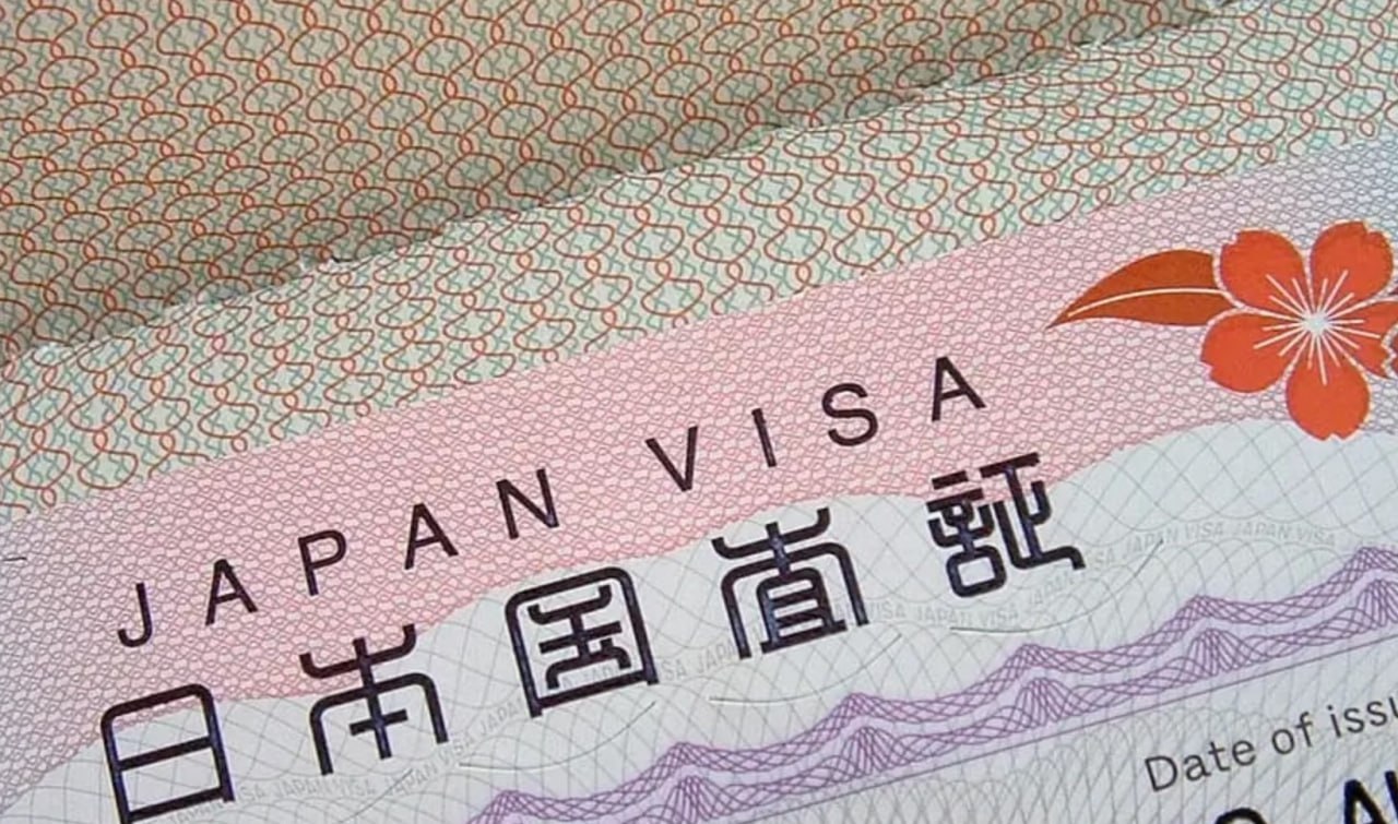 В Москве открывается визовый центр Японии С 12 февраля 2026 года подача документов на визу в Японию в Москве будут осуществляться через новый специализированный визовый центр Japan Visa Application Centre JVAC Это решение принято для повышения качества сервиса и удобства заявителей говорится в сообщении Консульского отдела Посольства Японии в России JVAC находится по адресу Москва 129110 Олимпийский проспект дом 16с5 Олимпик Холл 1 й этаж Режим работы с понедельника по пятницу с 9 00 до 16 00 Важная информация для заявителей  Прием визовых заявлений в Консульском отделе Посольства Японии в Москве будет осуществляться только до 12 00 12 февраля четверг Начиная с 13 февраля пятница все операции переносятся в новый Визовый центр  Прием документов на визу будет по предварительной записи  Визовый сбор за обработку документов составляет 970 рублей с каждого заявителя Для граждан Российской Федерации а также стран СНГ и Грузии виза оформляется бесплатно с граждан иных государств может взиматься дополнительный консульский сбор  Минимальный срок рассмотрения заявления составляет 4 рабочих дня Однако консульская служба рекомендует подавать документы за несколько недель до планируемой поездки  Подача заявлений по дипломатическим и служебным паспортам а также в случае экстренных гуманитарных ситуаций по прежнему будет производиться напрямую в Консульский отдел Посольства Японии в России  Контактные данные визового центра а также адрес сайта для предварительной записи будут опубликованы в ближайшие дни atorus