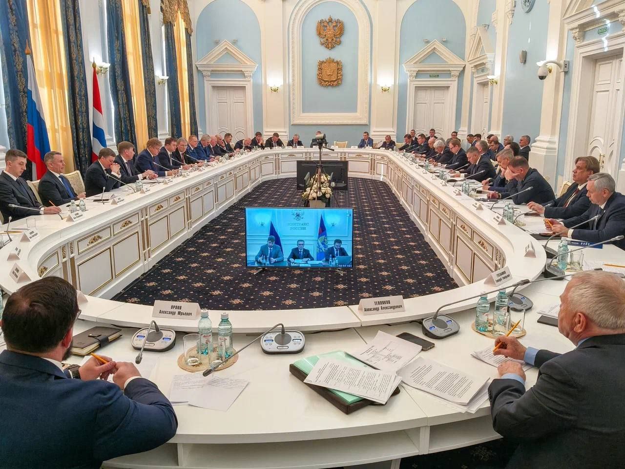 В Омске обсудили развитие агропромышленного комплекса Сибири Под председательством полномочного представителя Президента России в Сибирском федеральном округе Анатолия Серышева состоялось заседание Совета посвящённое развитию агропромышленного комплекса и повышению экспортного потенциала регионов округа Полпред напомнил что к 2030 году перед регионами стоит задача увеличить объём производства сельхозпродукции не менее чем на четверть и в полтора раза экспорт С 2022 года на поддержку сельского хозяйства из федерального бюджета направлено более 58 млрд рублей По итогам прошлого года индекс производства сельхозпродукции в СФО составил 104 5 растениеводства свыше 112 Несмотря на сложные погодные условия аграрии собрали более 17 млн тонн зерна Сибирь располагает значительным экспортным потенциалом уже налажены поставки зерна в Индию Вьетнам на Кубу и в страны Западной Африки Объём инвестиций в пищевую и перерабатывающую промышленность с 2020 года вырос в четыре раза до 3 6 млрд рублей в год По итогам заседания сформулированы предложения которые станут основой для дальнейшей работы Среди них развитие перерабатывающих производств поддержка инвестиций расширение экспортной логистики и снижение транспортных издержек для поставок продукции из Сибири Принятые на заседании предложения станут основой для дальнейшей работы по развитию АПК Сибири Сергей Мельников Написать в редакцию Читать Вести Омск в МАХ