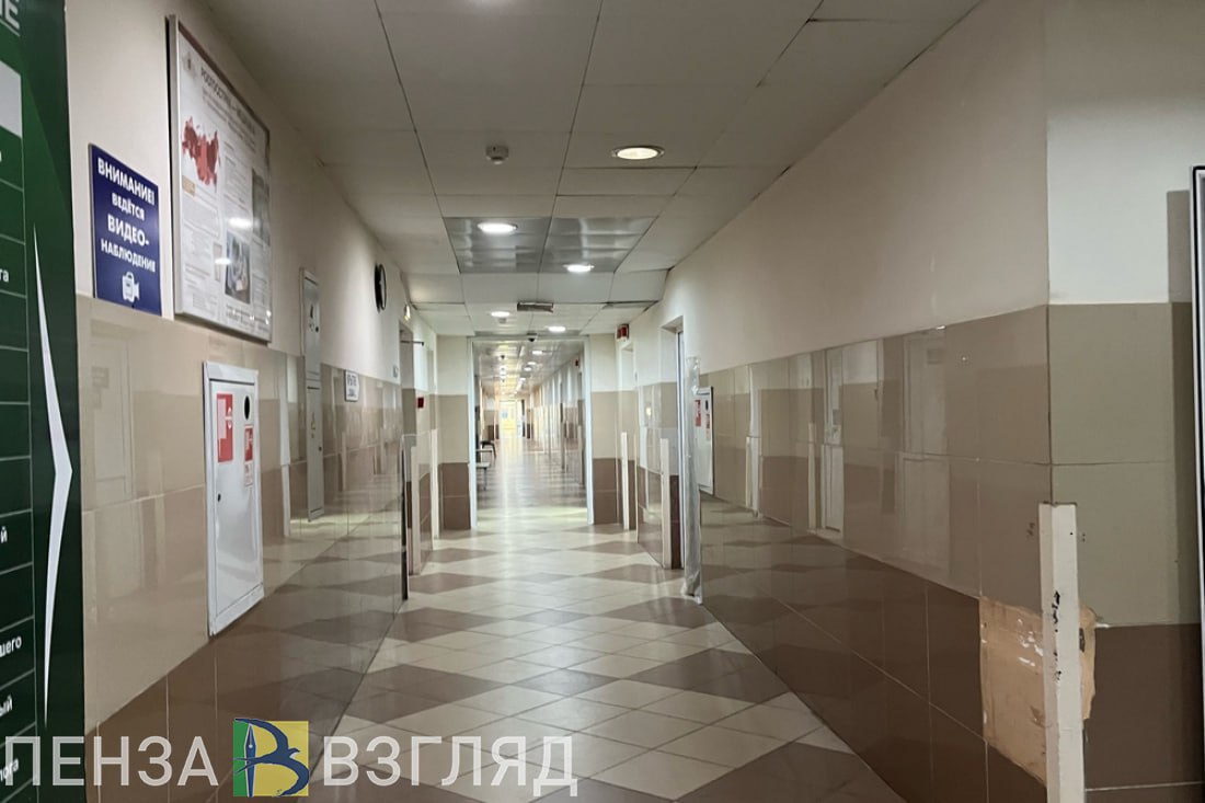 Пензенцы узнали размер средней зарплаты медработников в системе ОМС В 2025 году средний заработок российских врачей в системе ОМС достиг 147 тысяч рублей Об этом сообщил глава фонда медстрахования Илья Баланин на встрече с депутатами Госдумы По сравнению с 2024 годом доходы медиков заметно увеличились врачи стали получать на 12 1 больше Зарплата среднего медперсонала выросла до 71 2 тысячи рублей рост 12 7 Младший персонал в среднем получает 60 4 тысячи рублей рост 12 7 Баланин подчеркнул что плановые показатели по оплате труда медиков сейчас достигнуты во всех регионах России Этому помогло регулярное увеличение финансовой помощи от государства пишет ТАСС Подписаться на Пенза Взгляд в ТГ Подписаться на Пенза Взгляд в MAХ