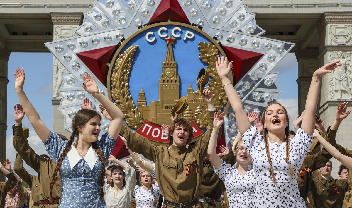В Москве открыта выставка, посвященная "нацизму" в странах Балтии Российское военно-историческое общество установило стенды с названием «Истоки и смысл прибалтийского неонацизма» рядом с посольством Латвии в Москве. На стендах утверждается, что в Литве, Латвии и Эстонии якобы «укоренился неонацизм», что страны искажают историю и дискриминируют русскоязычных. Это часть более широкой кампании — ранее в России представили монографию «История Литвы», где ставится под сомнение сама государственность страны и «доказывается», что литовцы якобы — славяне. Пропаганда сопровождается тезисами о «кризисе экономики», «исчезновении населения» и угрозе со стороны НАТО. Очередной пример информационной атаки на страны Балтии. www.delfi.lt/a/120120273