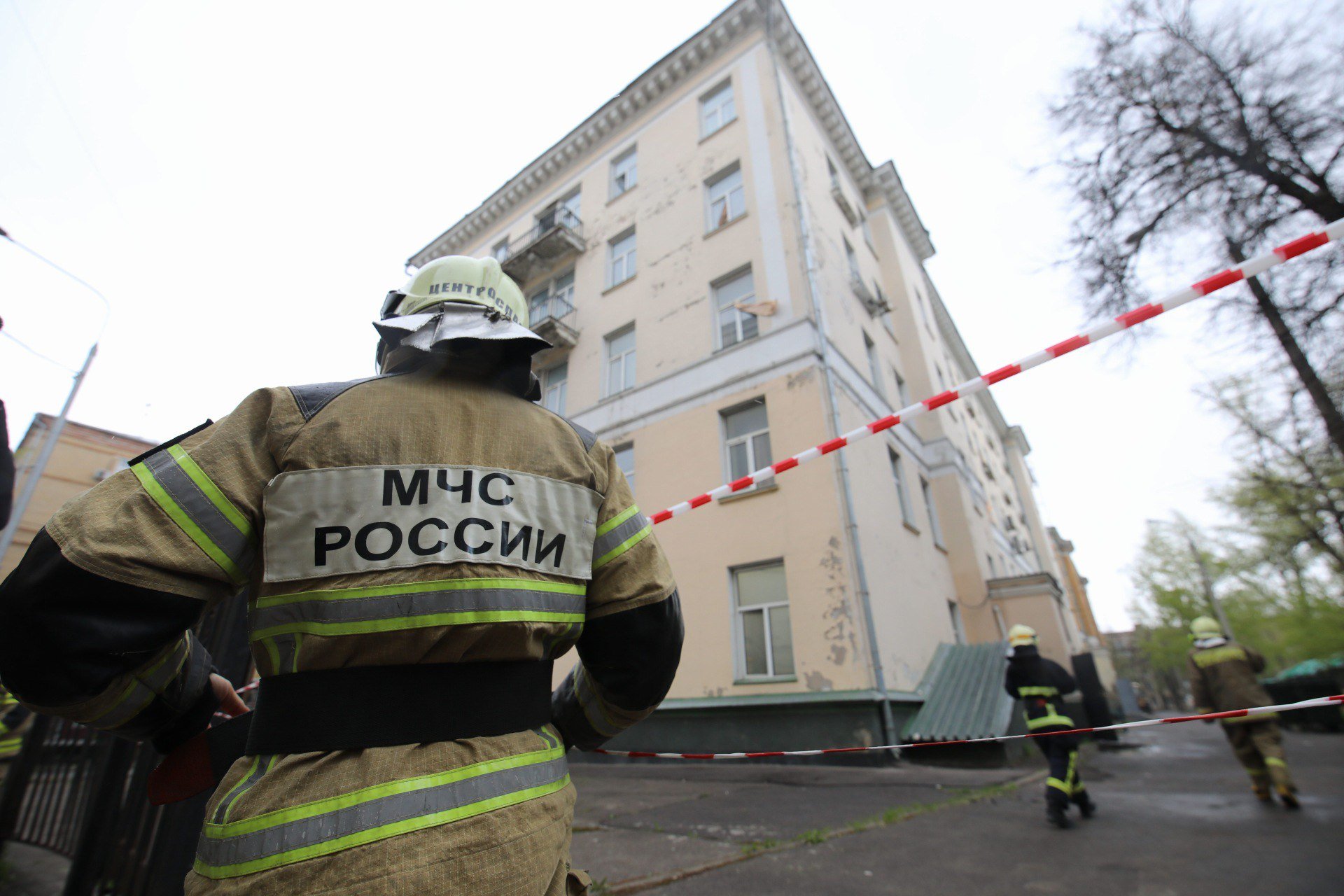 ‼ Более 30 жильцов спасены, один человек погиб: в Нововоронеже в девятиэтажке взорвался газ       В 2:20 на пульт дежурного поступило сообщение о пожаре на втором этаже дома на улице Набережной.    По прибытии пожарные кинулись в первую очередь спасать жильцов. Всего из дома эвакуировали 32 человека.    Огонь повредил три квартиры. Пострадал 16-летний подростков. К сожалению, погибла женщина. Ее личность устанавливается.    Подробнее: