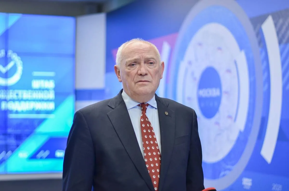 Александр Румянцев При поддержке Единой России по программам Земский доктор и Земский фельдшер более 80 тысяч медиков привлечены на работу в сельскую местность Партия продолжит работу по комплексному закреплению медицинских кадров в регионах в рамках новой народной программы Программы Земский доктор и Земский фельдшер это один из ключевых механизмов решения проблемы дефицита медицинских работников в сельской местности и отдаленных районах отметил член комитета Госдумы по охране здоровья доктор медицинских наук Александр Румянцев Они реализуются при поддержке Единой России и под общественным и парламентским контролем партии По итогам 2025 года достигнуты значительные результаты Более 5500 специалистов получили выплаты в рамках программы более 80 тысяч врачей и фельдшеров привлечены на работу в сельскую местность рабочие поселки и малые города с населением до 50 тысяч человек С 2012 года медицинские работники получили около 73 млрд рублей подъемных выплат До 2030 года на эти цели планируется направить еще около 33 млрд рублей сообщил парламентарий Важно что в 2025 году было организовано массовое привлечение кадров в ряде регионов добавил он В частности в Бурятии по программам трудоустроились 81 врач и 28 фельдшеров В Ленинградской области привлечено всего 403 специалиста В Крыму 70 врачей и 20 работников среднего звена были отправлены в 19 медорганизаций региона В Ивановской области с 2017 года в пять раз выросло число выпускников местного медуниверситета которые остались работать в регионе с 40 до 200 Программы активно работают в Донбассе и Новороссии на конец 2025 года туда было привлечено более 100 медработников рассказал депутат При этом изменились условия выплат врачам и среднему медперсоналу в зависимости от типа населенных пунктов Базовые выплаты для сел и малых городов с населением до 50 тысяч человек врачам составляют 1 млн рублей а фельдшерам и медсестрам 500 тысяч рублей За работу на Дальнем Востоке Крайнем Севере Арктической зоне или новых регионах государство выплатит 2 миллиона рублей для врачей и 1 миллион для фельдшеров Если специалист будет работать в труднодоступной местности размер компенсации составит 1 5 миллиона рублей для врачей и 750 тысяч для фельдшеров отметил Румянцев По отдельным соглашениям в некоторых регионах со сложными погодными условиями например в Забайкалье сумма поддержки доходит до 3 млн рублей Главное обязательство которые принимают на себя медработники для получения выплат работа в течении 5 лет В 2026 году партия и государство в целом делает акцент на комплексном закреплении кадров подчеркнул парламентарий Студенты поступающие на бюджет теперь будут заключать договор о целевом обучении и обязаны отработать до трех лет в государственных медучреждениях соответствующий закон вступил в силу с 1 марта 2026 года напомнил он Кроме того власти регионов делают упор на предоставление служебного жилья компенсации стоимости аренды и помощь с ипотекой Речь идет о том чтобы снизить нагрузку на врачей Многие субъекты уже утвердили квоты на медиков которые обеспечены жильем и материальной поддержкой Например в Югре планируется привлечь 89 медиков в Ульяновской области 70 добавил Румянцев Эти программы очень эффективны и они будут продолжены в новой народной программе партии рассчитанной на период до 2030 года заключил парламентарий Подписывайтесь на нас в МАХ ergosdumaofficial