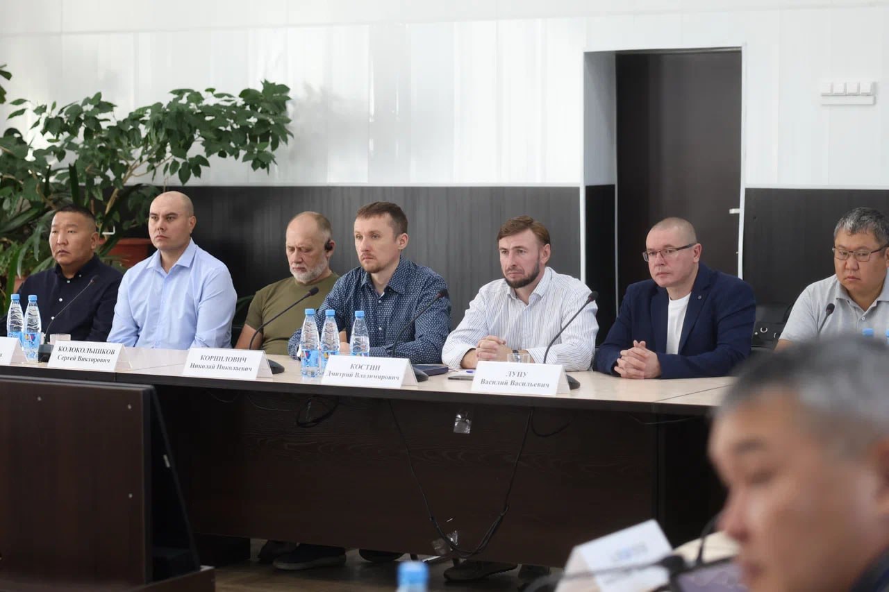 Глава Якутии Айсен Николаев провёл совещание с недропользователями Усть-Неры, посвященное оказанию помощи Оймяконскому улусу, пострадавшему от паводка. В результате сильных дождей подтоплены села, пострадали около 1200 человек, разрушены дома и дороги.  Руководитель региона призвал представителей золотодобывающих предприятий оказать помощь пострадавшим, отметив важность социальной ответственности и солидарности. Недропользователи поддержали обращение. Принято решение о закреплении конкретных предприятий за каждым пострадавшим населённым пунктом.