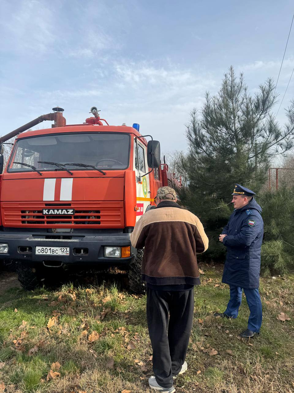 Природоохранной прокуратурой перед началом пожароопасного периода проведена проверка соблюдения требований законодательства о пожарной безопасности   Азово-Черноморской межрайонной природоохранной прокуратурой в преддверии пожароопасного периода 2025 года проведена проверка деятельности ГБУ КК «Краевой лесопожарный центр» и подведомственных ему учреждений, по результатам которой выявлены факты неработоспособности спецтранспорта, а также неукомплектованности лесопожарных формирований пожарной техникой и оборудованием, противопожарным снаряжением и инвентарем, иными средствами предупреждения и тушения лесных пожаров.  По итогам проверки министру природных ресурсов Краснодарского края, а также руководителю ГБУ КК «Краевой лесопожарныйцентр» внесены представления.  Ход и результаты устранения выявленных нарушений находится на контроле специализированной прокуратуры.