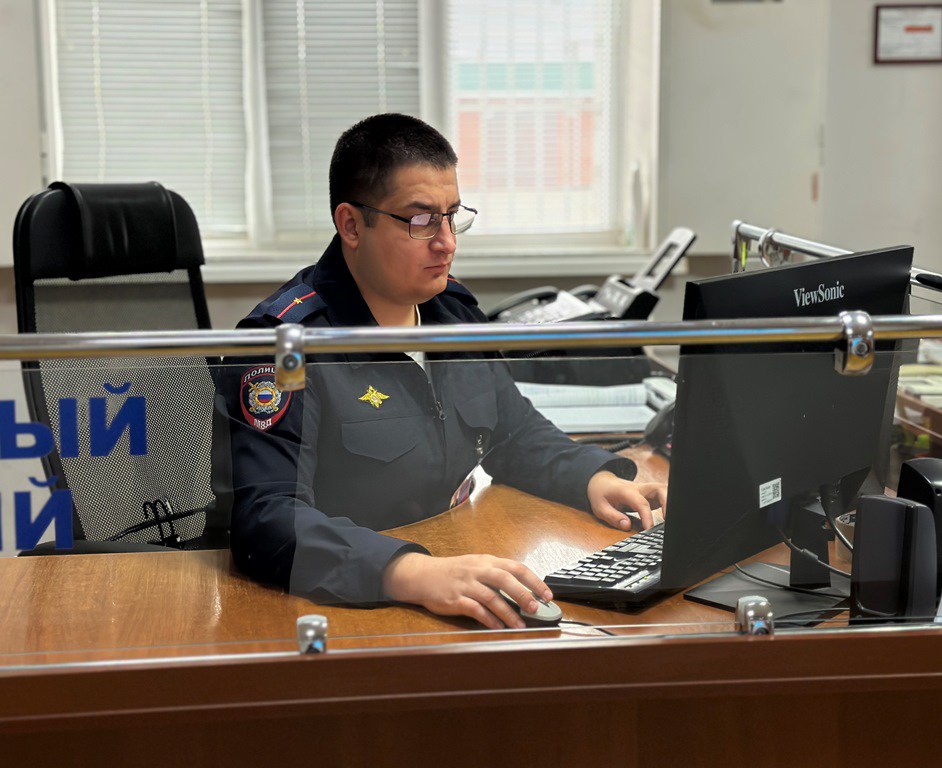 В полицию Адыгеи за неделю поступило 6 заявлений о мошенничестве на сумму более 2 миллионов рублей.  Согласно данным статистики, за прошедшую неделю информация о новых фактах дистанционного мошенничества появлялась в полицейских сводках Адыгеи шесть раз. Из них четыре заявления от граждан поступили в отдел МВД России по городу Майкопу.  Ряды потерпевших пополнили 60-летняя жительница Майкопского района и 67-летняя майкопчанка. Они перевели на «безопасные» счета 560 тысяч и 776 тысяч рублей, соответственно. По данным фактам возбуждены уголовные дела.  Еще один ущерб - в 16 тысяч рублей, понесла 41-летняя жительница республиканского центра. Она заключила неудачную сделку купли-продажи на одной из торговых онлайн-платформ.  Другой факт. 46-летний майкопчанин перевел на посторонние счета 765 тысяч рублей, думая, что занимается инвестированием через сеть Интернет.  Кроме того, под предлогом удаленного заработка на криптовалютной бирже, 46-летняя женщина, в середине прошлой недели, потеряла 22 тысячи рублей. Со своим заявлением она обратилась в полицию Красногвардейского района.  Единичный факт обмана имел место и в Тахтамукайском районе. Там в органы внутренних дел обратился 36-летний житель города Краснодара. Поверив телефонным незнакомцам, что ему необходимо продлить услуги связи, мужчина прислушался к чужим рекомендациям и потерял 110 тысяч рублей.  Таким образом, за прошедшую неделю в Адыгее ущерб от мошенников составил 2 миллиона 250 тысяч рублей. По всем фактам в настоящее время организованы проверки.  Пресс-служба МВД по Республике Адыгея  МВД по РА   Подписаться Смотрите нас на Rutube