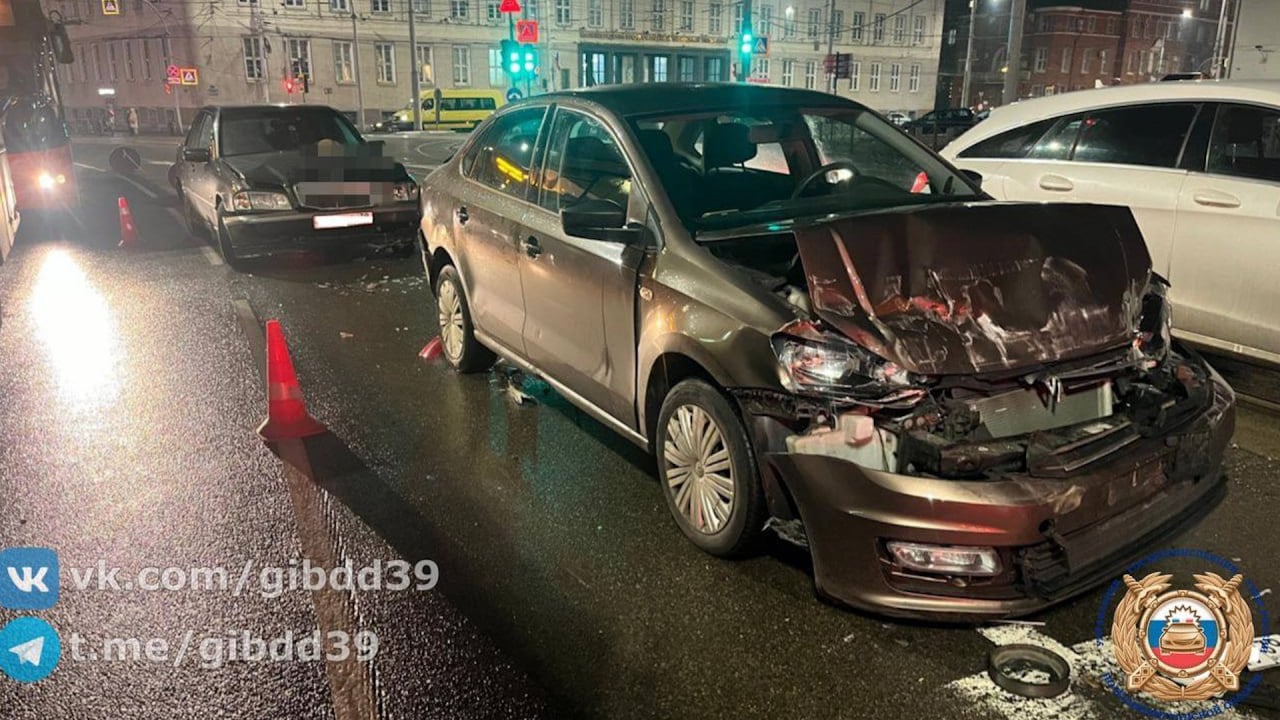 В центре города случилось ДТП с двумя автомобилями и автобусом.   Происшествие случилось вчера в 18:50 на площади Победы. Водитель Mercedes столкнулся с Volkswagen, который отбросило на автобус.   37-летняя пассажирка автомобиля Volkswagen получила травмы.  Источник: региональная Госавтоинспекция