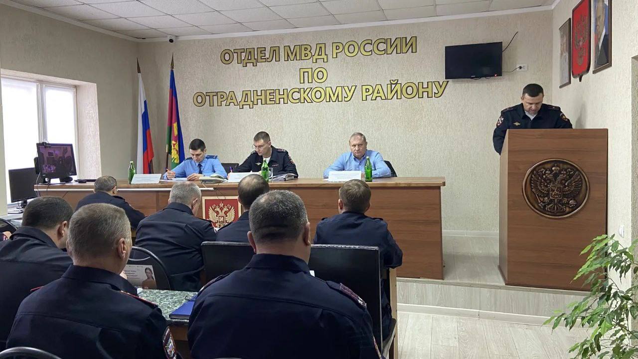 Руководством прокуратуры Отрадненского района принято участие в подведении итогов работы отдела МВД России по Отрадненскому району за 2025 год В ходе состоявшегося совещания заслушаны отчеты о проделанной работе проанализирована деятельность подразделений органа внутренних дел а также расследования уголовных дел Обсуждены наиболее важные и требующие осуществления согласованных действий мероприятия и определены первоочередные задачи в сфере противодействия преступности Прокуратурой района дополнительно обращено внимание должностных лиц отдела полиции на необходимость активизации работы по профилактике выявлению преступлений совершенных с использованием информационно телекоммуникационных технологий и в сфере компьютерной информации По итогам состоявшегося мероприятия выработаны алгоритмы предстоящей работы определены ответственные лица и контрольные сроки исполнения