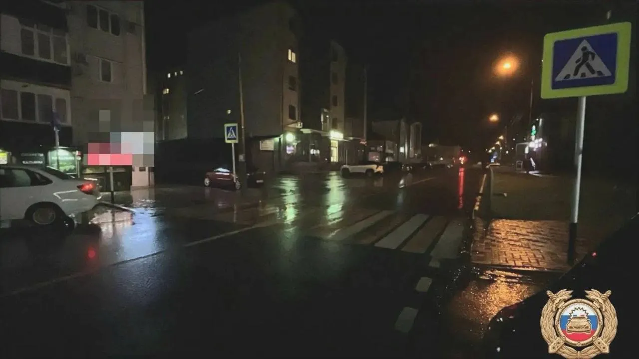 Пешеход подросток пострадал в ДТП на пешеходном переходе в Ставрополе По предварительным данным 18 мая около 20 часов 30 минут водитель автомобиля Приора двигаясь по улице Мимоз совершил наезд на подростка который пересекал проезжую часть автодороги по нерегулируемому пешеходному переходу В результате автоаварии с множественными ушибами 16 летий пешеход девочка местная жительница доставлена в городскую больницу где ей назначено амбулаторное лечение Автоинспекторами установлено что наезд допустил 20 летний житель Ставрополя который имеет стаж вождения 2 года на момент ДТП был трезв ранее к административной ответственности за нарушения ПДД привлекался 4 раза Совершению ДТП сопутствовали негативные погодные условия дождь ограниченная видимость ЧП Ставрополь Все новости ЧП также доступны в Max