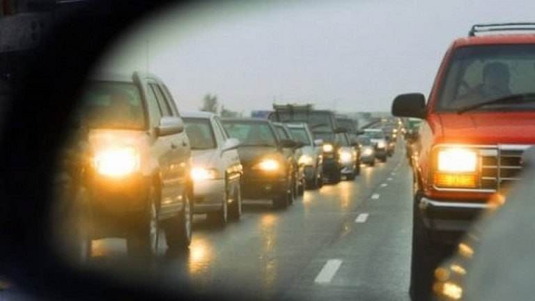 Полиция Молдовы напоминает езда без ближнего света обойдётся дорого С 1 ноября в Молдове водители должны ездить с включённым ближним светом фар даже днём Это правило вводится для того чтобы машины были лучше видны в туман снег или дождь и чтобы снизить количество аварий Полиция советует проверить исправность фар соблюдать дистанцию ехать осторожно и не рисковать при обгоне За езду без включённых фар предусмотрен штраф Эти правила водители должны соблюдать до 31 марта