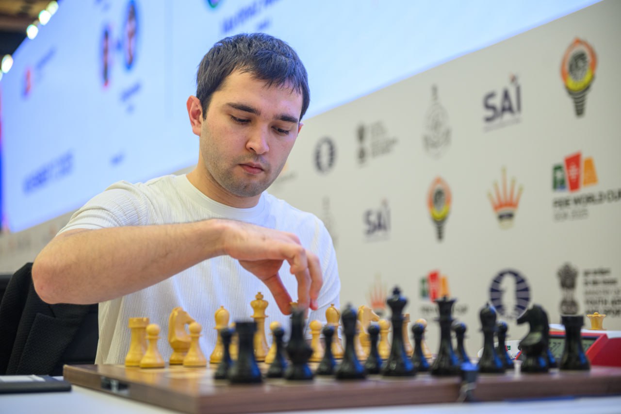 Нодирбек Якуббоев выиграл первую партию 1 4 финала Кубка мира Узбекистанский гроссмейстер белыми фигурами захватил лидерство в матче против Александра Донченко Остальные поединки первого игрового дня четвертьфиналов Кубка мира завершились вничью Вторые партии стадии 1 4 финала Кубка мира начнутся завтра в 12 30 по московскому времени Ph FIDE chessgames