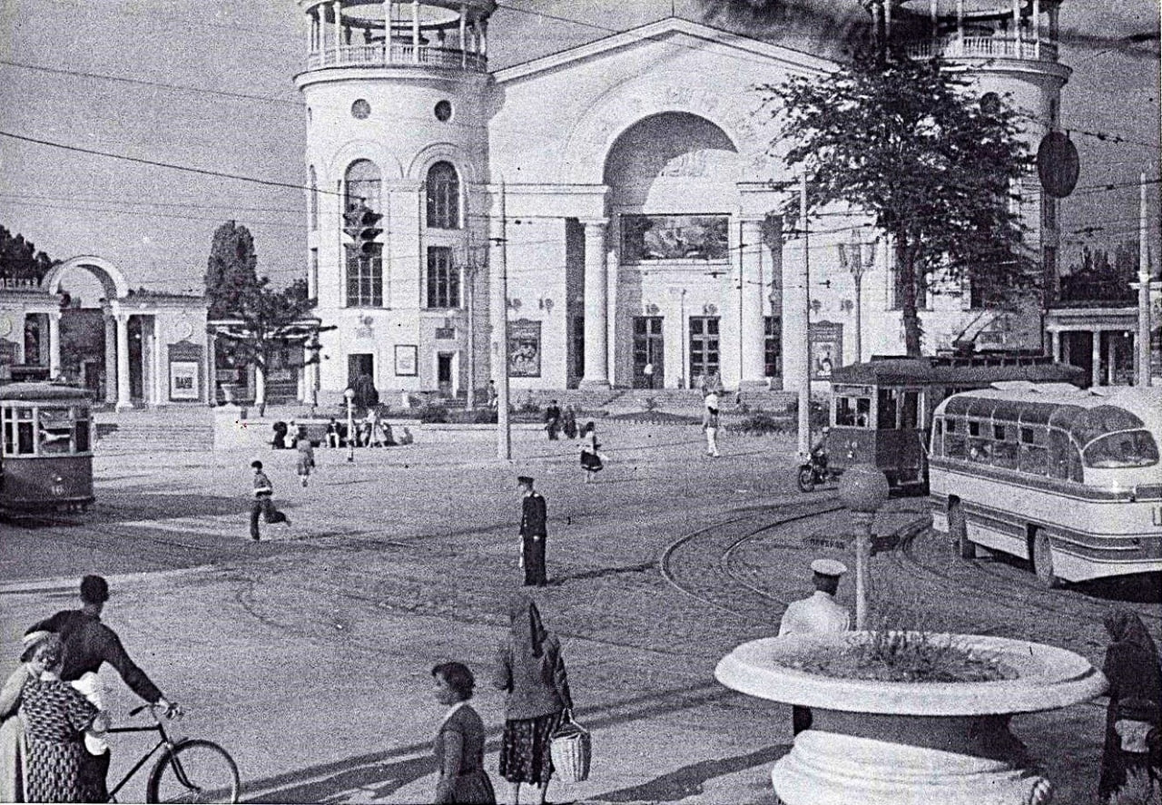 В рамках рубрики летописьгорода мы вспоминаем важные события из истории столицы Крыма 18 декабря 1956 года у входа в городской парк культуры и отдыха состоялось торжественное открытие кинотеатра Симферополь В 1936 году московские архитекторы представили план строительства нового кинотеатра на месте городского сада В основу проекта был положен типовой проект двухзального кинотеатра разработанный архитектором В П Калмыковым С учётом особенностей местности проект был доработан архитектором Борисом Исаевым Здание планировалось ввести в эксплуатацию в 1939 году однако реализации этих планов помешало начало Великой Отечественной войны В 1944 году в здание попала бомба причинив ему значительный ущерб Работы по восстановлению кинотеатра начались лишь в январе 1954 года