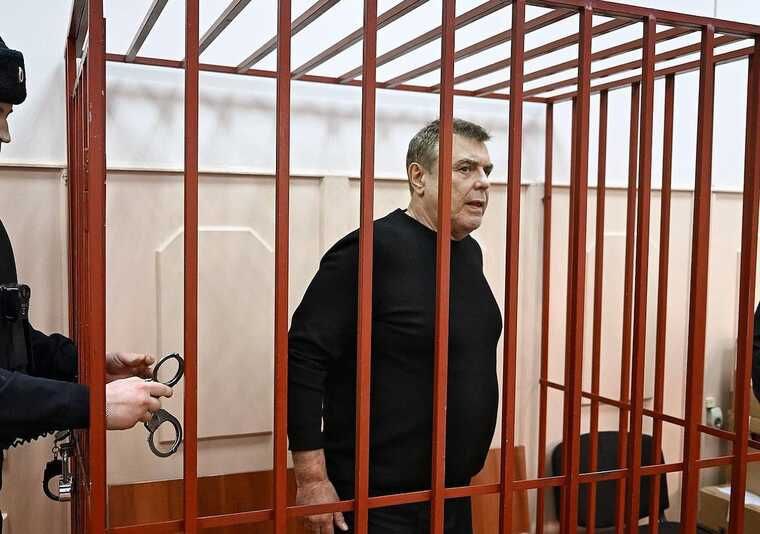 Экс директор стройкомплекса Росатома арестован по обвинению во взятке Басманный районный суд города Москвы сегодня заключил под стражу Геннадия Сахарова по обвинению в получении взятки в особо крупном размере ч 6 ст 290 УК РФ Об этом сообщает официальный телеграм канал судов общей юрисдикции города Москвы Мещанский суд Москвы 30 мая приговорил Сахарова к 12 годам колонии а бывшего главу государственного проектно изыскательного и научно исследовательского института по проектированию и организации энергетического строительства Оргэнергострой Элгуджи Кокосадзе к 8 годам По версии следствия Сахаров получил взятку в размере более 30 миллионов рублей от Кокосадзе за помощь при реализации контрактов заключенных с подведомственными ГК Росатом организациями В марте 2024 года мы писали о том что Геннадия Сахарова арестовали по делу о взятке Анонимный Молотников Читайте нас в МАХ