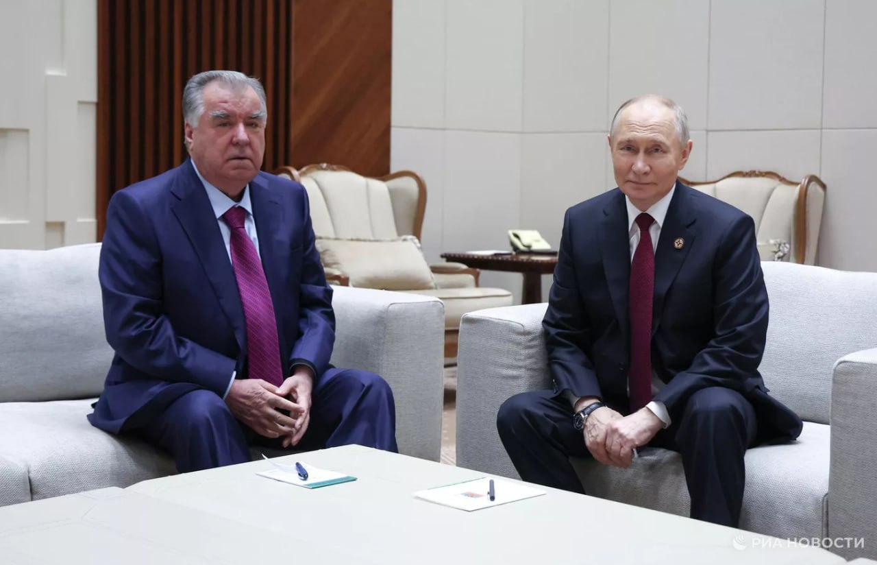 Путин встретился с Рахмоном на саммите ОДКБ Заявления Путина Президент России пригласил лидера Таджикистана на неформальный саммит лидеров СНГ в Санкт Петербурге Спецслужбы государств тесно взаимодействуют по вопросам региональной безопасности и в сфере миграции Заявления Рахмона Товарооборот между Таджикистаном и Россией увеличился в этом году почти на 20 Между Россией и Таджикистаном нет разногласий Подписывайтесь на ПРАЙМ в MAX