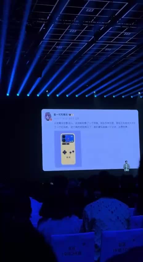 Xiaomi представила новый смартфон 17 Pro с дополнительным экраном и функциями ИИ