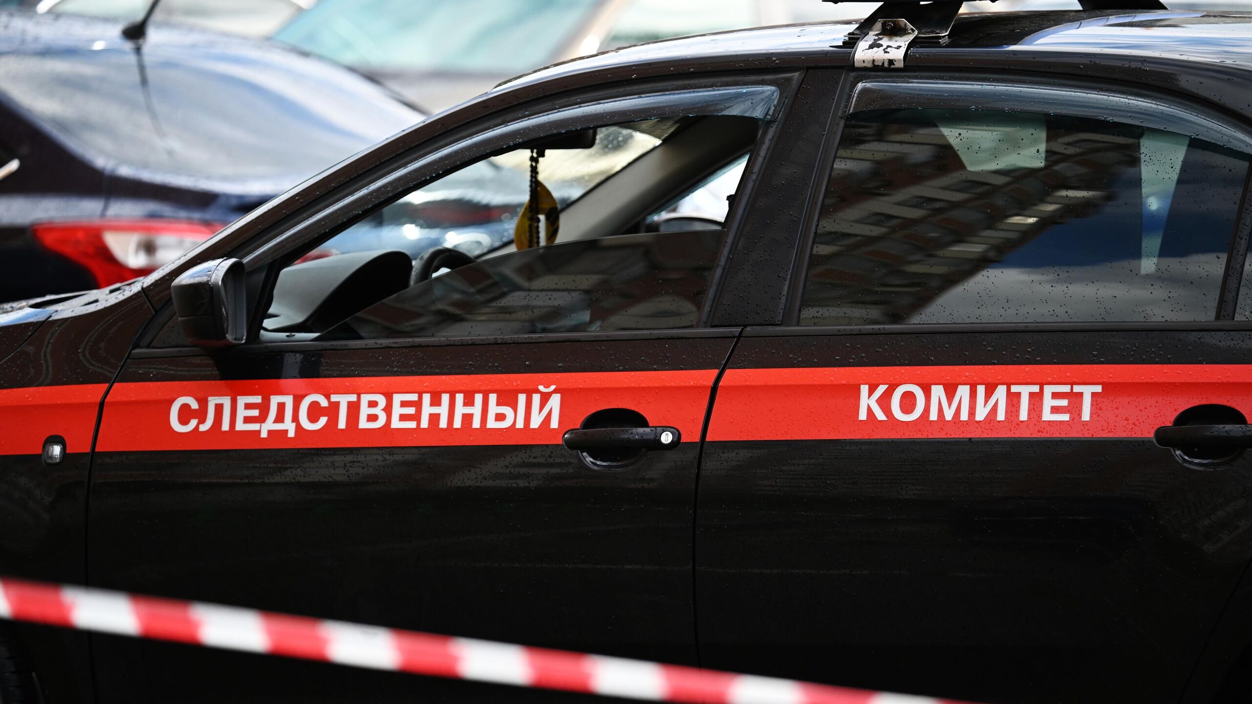 Женщина и ее семилетний внук погибли от удара током, когда мылись в летнем душе в частном доме в Волгоградской области, СК завел дело, сообщает пресс-служба СУСК РФ по региону.