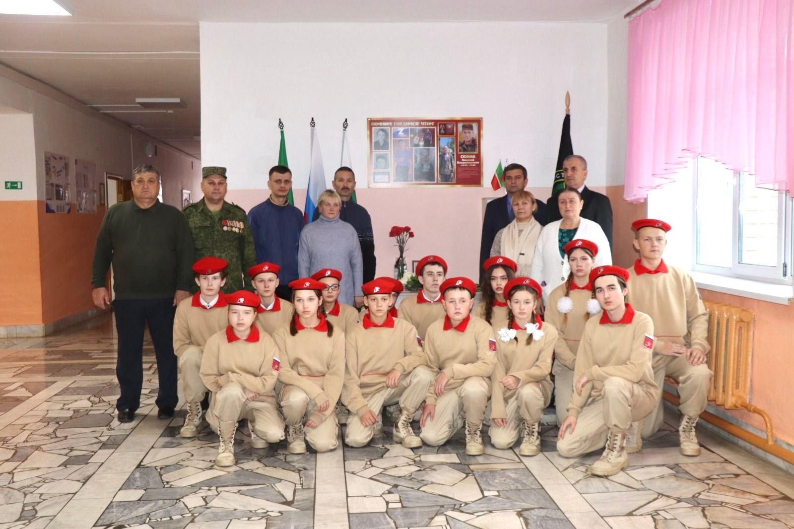 В Дрожжановском районе увековечивают память земляков героически погибших при выполнении воинского долга в ходе специальной военной операции 21 октября в Старокакерлинской средней общеобразовательной школе прошло торжественное мероприятие в память о Ренате Зуферовиче Салихове погибшем в районе города Угледар Донецкой Народной Республики и посмертно награжденном медалью За отвагу 22 октября в селе Чепкас Ильметьево прошла торжественная церемония увековечивания памяти Наиля Сайдашевича Ахметова На доме где жил герой была установлена мемориальная доска а в школе открыт мемориал памяти 23 октября в Убеевской средней общеобразовательной школе состоялось торжественное мероприятие посвященное памяти участника СВО Николая Владимировича Сюмма Уроженец села Убеи посмертно награжден орденом Мужества Ранее в селе Старое Дуваново увековечили память Сергея Геннадьевича Горбунова и Андрияна Анатольевича Мышова а в селе Алешкин Саплык Ивана Ильича Кудряшова На домах где родились и выросли герои были установлены мемориальные доски Напомним с 2018 года при поддержке полномочного представителя Президента РФ в Приволжском федеральном округе Игоря Комарова реализуется проект Герои Отечества По итогам 2024 года Республика Татарстан заняла II место в номинации Наиболее полное выполнение законодательства в части увековечения памяти защитников Отечества Официальный сайт Дрожжановского района