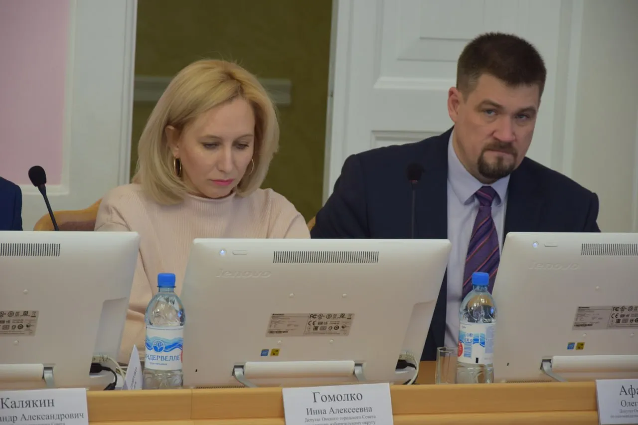Депутата Горсовета Гомолко отправили в колонию Областной суд рассмотрел апелляцию которую подала прокуратура и заменил условный срок реальным решением свободы Напомним что в феврале Центральный районный суд Омска признал виновными Инну Жицкую Гомолко и бывших депутата Законодательного собрания Омской области Дарью Бикмаеву и помощника депутата Евгения Толстопятова По версии следствия и суда с октября 2021 года по декабрь 2023 года они похитили более 1 8 млн рублей из фонда оплаты труда Законодательного собрания Омской области Прокуратура не согласилась с этим приговором и подала апелляцию после рассмотрения которой областной суд исключил из приговора в отношении Жицкой применение условного наказания Её взяли под стражу в зале суда В остальной части приговор оставили без изменений сообщает пресс служба омских судов Om1 Омск в MАКС подписывайтесь и читайте новости без ограничений