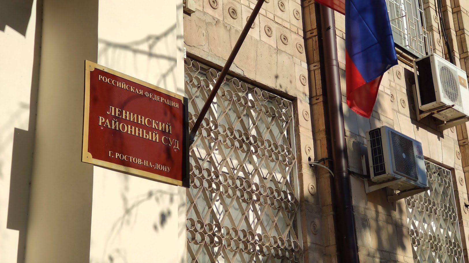 Суд условно наказал фигурантов дела о закупке "золотых" кроватей для ковидного госпиталя Ростова. Как рассказала объединённая пресс-служба судов Ростовской области, экс-заведующая сектором закупок горздрава Ростова Вера Дищенко получила два года условно. Поставщики кроватей - учредитель и директор «Стармед» Елизавета Калайчиди и директор «Территории красоты» Олег Глухов - получили три и два года условного наказания соответственно. Также все трое должны будут выплатить штрафы. По материалам дела, в марте 2020 года управление здравоохранения Ростова объявило тендер на закупку 100 кроватей для горбольницы №20. Пандемия тогда уже началась, и здесь создавали ковидный госпиталь. Калайчиди и Глухов договорились серьёзно завысить стоимость контракта, а Дищенко им помогла. Взлёт цен, по оценкам ФАС, достиг 80%! В отношении всех троих возбудили дело по статьям об ограничении конкуренции ч. 2 ст. 178 УК РФ и пособничестве в ограничении конкуренции. При этом санкция статьи 178 предусматривает до 5 лет лишения свободы. Предложи нам новость