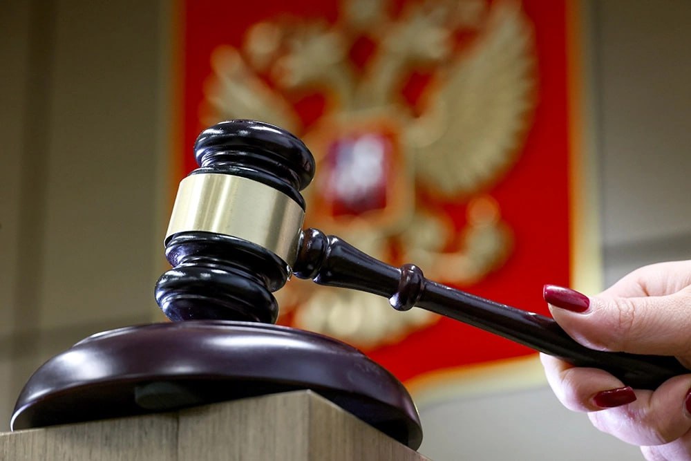 Государственные юридические бюро и адвокаты будут бесплатно представлять интересы россиян которые подают иски к своим работодателям Закон об этом подписал президент России Владимир Путин Бесплатной согласно документу станет помощь в составлении заявлений жалоб ходатайств например о восстановлении на работе или взыскании заработка за время вынужденного прогула Речь также идет о случаях отказа работодателя заключить трудовой договор в нарушение гарантий установленных Трудовым кодексом о компенсации морального вреда причиненного неправомерными действиями или бездействием работодателя Рассказываем кто может рассчитывать на помощь в трудовых спорах rg ru 2025 11 04 putin obiazal advokatov besplatno zashchishchat rabotnikov v sudah html tgm Фото ТАСС Подписаться на Российскую газету в Читать нас в MAX