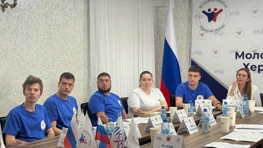 В Херсонской области создана молодежная комиссия Молодежная комиссия при Избиркоме Херсонской области начала свою работу и уже провела несколько мероприятий. Об этом сообщил ХАН председатель комиссии Николай Степанов. «Наша комиссия была создана недавно — в апреле 2025 года. В ее состав пока входит 10 человек — это разные представители молодежи нашего региона: есть муниципальные служащие, госслужащие, военные», — сказал он. Степанов отметил, что члены комиссии занимаются в целом политической и общественной жизнью региона. «Во всем, что касается общественных мероприятий, правового просвещения, мы находим язык с нашей молодежью и помогаем бороться с внешней пропагандой, которая сейчас оказывает на них воздействие», — добавил он. Также комиссия занимается волонтерской деятельностью и помогает военным в Херсонской области. #Молодежь