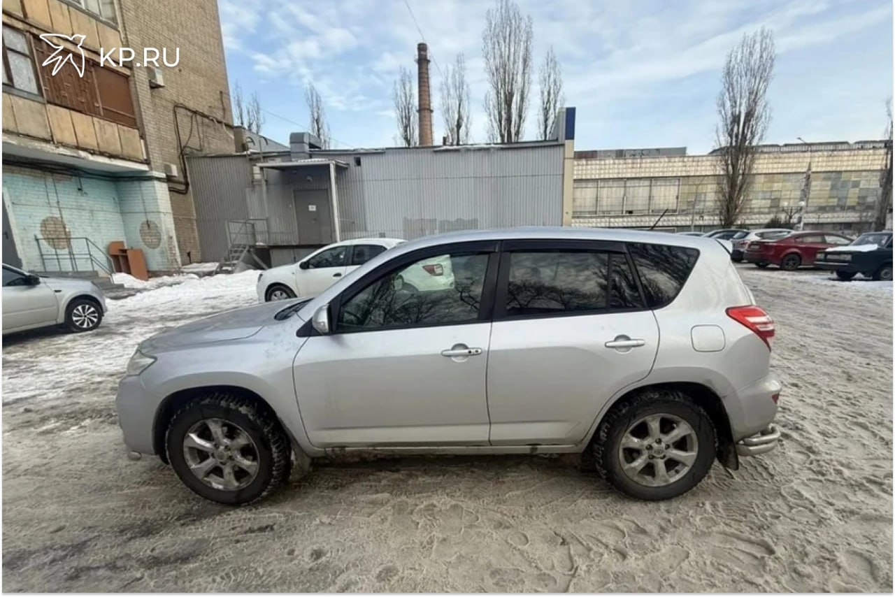 Внедорожник сбил пешехода во дворе в Воронеже 26 летний воронежец попал под колеса Тойота РАВ 4 В понедельник 23 февраля в 15 30 во дворе дома 189 по Ленинскому проспекту 60 летний водитель автомобиля Тойота РАВ 4 наезд на пешехода В момент ДТП 26 летний мужчина шел справа налево по ходу движения автомобиля В результате аварии пешеход получил различные травмы и попал в больницу По факту ДТП организовали проверку Всего за минувшие сутки в Воронежской области зарегистрировали 54 ДТП из которых 26 в областном центре В одной аварии пострадал один человек