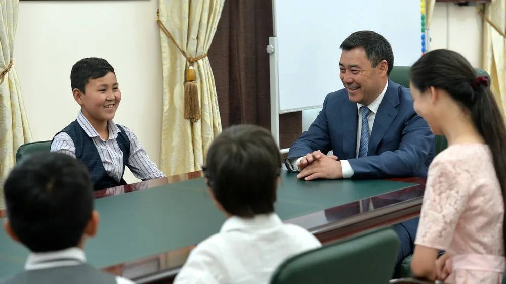Президент Садыр Жапаров поздравил кыргызстанцев с Международным днем защиты детей, обратив особое внимание на необходимость любви, заботы и внимания к каждому ребенку. Он отметил, что государство предпринимает все необходимые меры для того, чтобы дети чувствовали себя в безопасности и росли в благоприятной, здоровой среде. Глава государства подчеркнул, что приоритетами для властей остаются право детей на образование, медицинские услуги и безопасную жизнь. По его словам, каждый ребенок должен иметь возможность развиваться полноценно и чувствовать поддержку как от семьи, так и от общества. Обращаясь к родителям, Жапаров подчеркнул важность их роли в воспитании. Он напомнил, что взрослые должны быть примером, дарить детям любовь и помогать им преодолевать трудности. При этом он отметил, что полноценное развитие ребенка возможно только при совместных усилиях семьи, общества и государства.