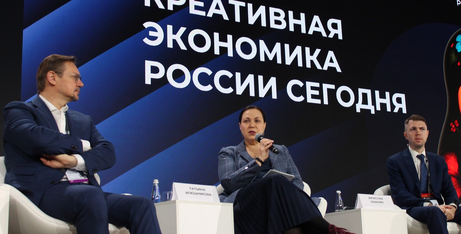 Что стало с креативной экономикой РФ за пять лет итоги на Российской креативной неделе За последние пять лет вклад креативной экономики в ВВП страны составил 4 1 или 7 5 трлн рублей В отрасли заняты 4 6 млн человек Это сектор продолжает активно расти и становится все более значимым для развитие страны О том как креативная экономика изменилась за пять лет представители министерств и ведомств обсудили на форуме Российская креативная неделя в национальном центре Россия Подробнее